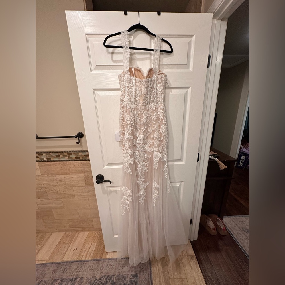 Lulu’s Elegant Lace bustier Gown
Size: 10
New with tags - Picture 3 of 5